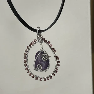 Handgjort silver kristall halsband - Egengjort silver och rostfrittstål hänge med en lepidolit sten och äkta läderkedja.  Lepidolit hjälper oss att hantera förändringar lättare och göra konsekvenserna mildare. Den är känd som en healing sten. Stärker uppriktighet och ärlighet och minskar stress och ångest.  Stjärntecken: våg Chakra: hals och panna