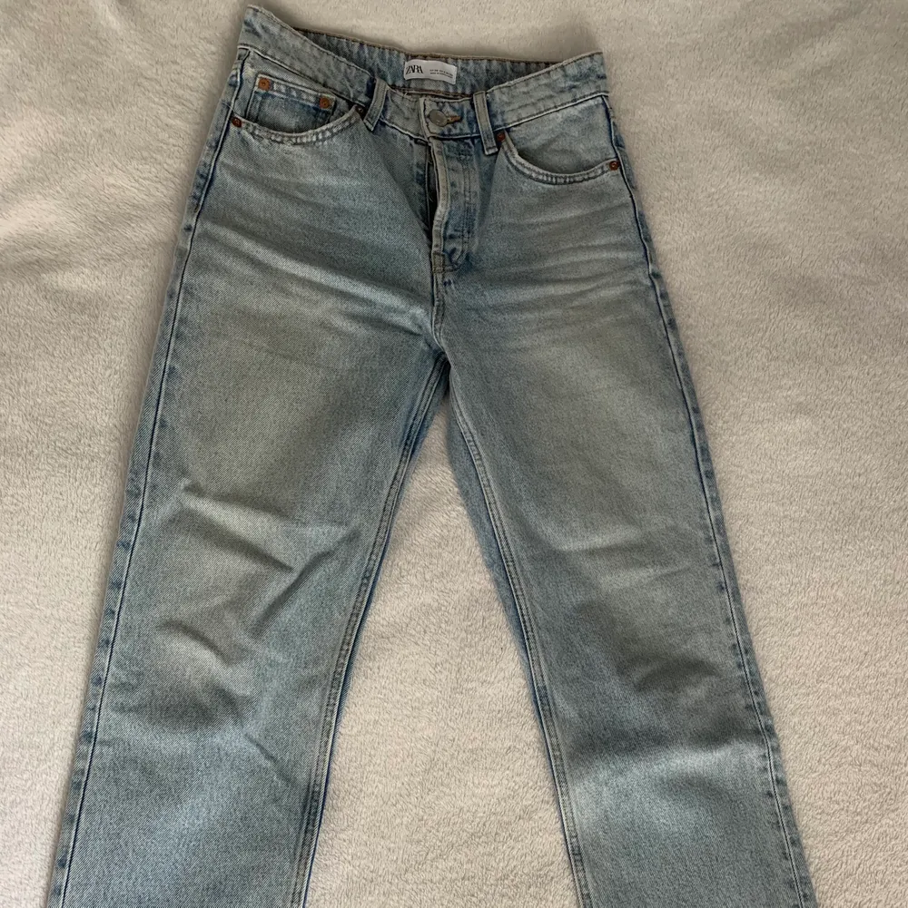 Raka Zara jeans med snygg ljus tvätt inför våren. Storlek 36.. Jeans & Byxor.
