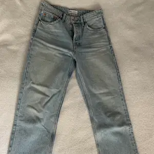 Raka Zara jeans med snygg ljus tvätt inför våren. Storlek 36.
