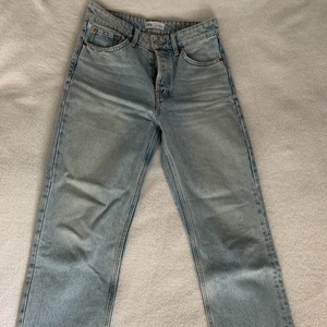 Zara jeans - Raka Zara jeans med snygg ljus tvätt inför våren. Storlek 36.
