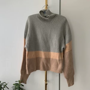 Fin stickad tröja från House of Dagmar - Mysig stickad tröja med hög hals från Dagmar i härliga färger. Använd ett fåtal gånger, storlek small. Frakt tillkommer:)