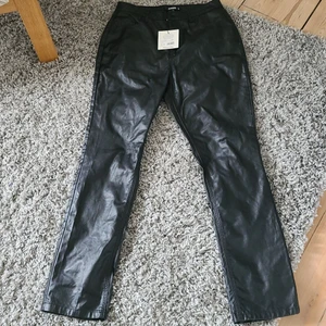 Missguided wrath highwaisted coated  - Coatade byxor från Missguided Tight passform Hög midja Försluts med dragkedja och knapp Två fickor baktill Avsmalnande ben 