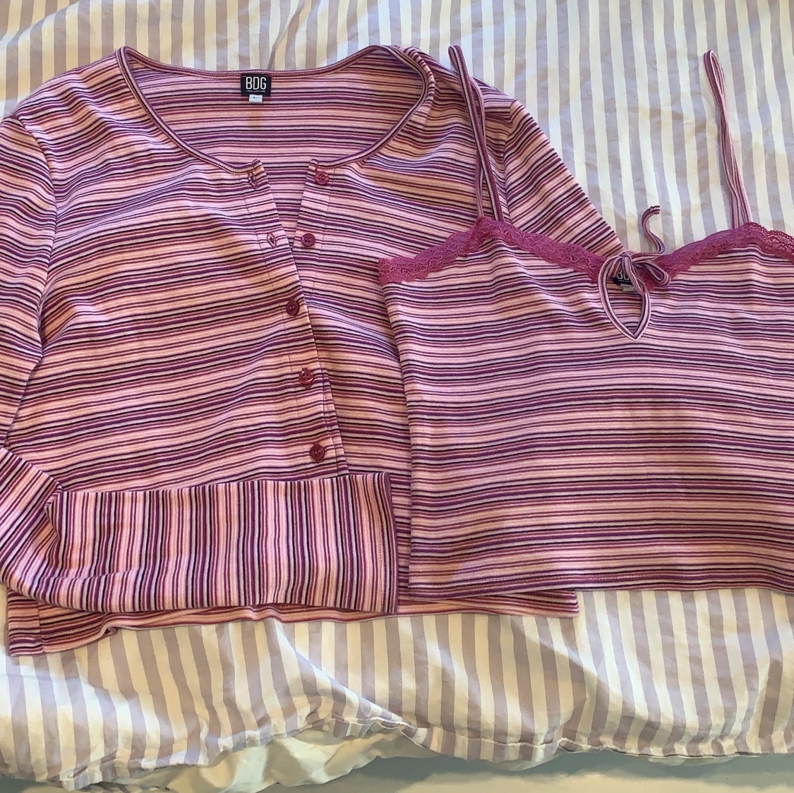 Randigt set med kofta och linne från BDG - 90