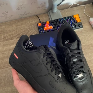 Supreme air force svarta - Supreme air force svarta, storlek 46/us12, helt nya med box och alla extra grejer med, pris 1500kr + frakt