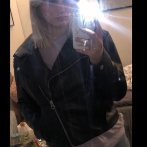 Skinn/ läderjacka från HM i storlek M - Säljer den här skinn/ läderjacka i nästan nyskick, har använd den typ 2 gånger, pågrund av att jag inte fått användning för den. Köpte den för 600kr men säljer för 400kr pågrund av att den är i mycket starkt material🥰 Den har fickor men tyvärr ingen dragkedja, hör gärna av dig om du är intresserad💖 om många är intresserade så buda i kommentarerna🥰