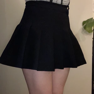 Tenniskjol Strl S - Tenniskjol från H&M Divided i storlek 36! Var tyvärr lite för liten för mig :( Lite styvare tyg så faller superfint! Frakt ingår i priset! <3