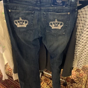 Victoria Beckman jeans  - Säljer mina lågmidjade Victoria Beckham jeans då dom tyvärr inte passar i midjan.   :(( dom är storlek 38/40 men ganska tajta! Kontakta mig vid intresse 🥰