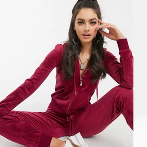 Juicy couture tröja  - Jätte fin äkta juicy couture tröja i vinröd färg! Endast använd fåtal gånger där av jätte bra skick! Storlek XS men passar även mig som har S beroende på önskad pass form! Kontakta mig vid intresse av fler bilder😇