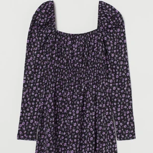 Blommig klänning - En söööt klänning från HM. Storlek M men passar S också, den är i mkt stretchigt material. Slutsåld på hemsidan, mkt sparsamt använd av mig. Skriv ifall du vill ha fler bilder! Perfekt till sommaren 💜🌸 70 kr plus ev frakt på 66 kr spårbart 🕺🏼