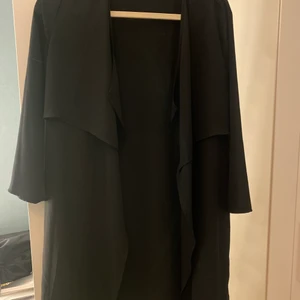 Tunn kappa från Gina!  - Säljer denna svarta tunna kappa från Gina då den inte kommer till användning! 