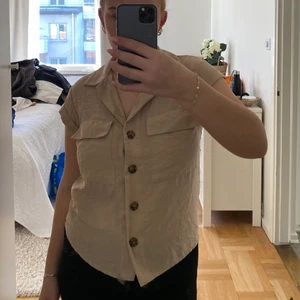 Beige tröja - Beige tröja med mörka knappar, passar storlek 34-36