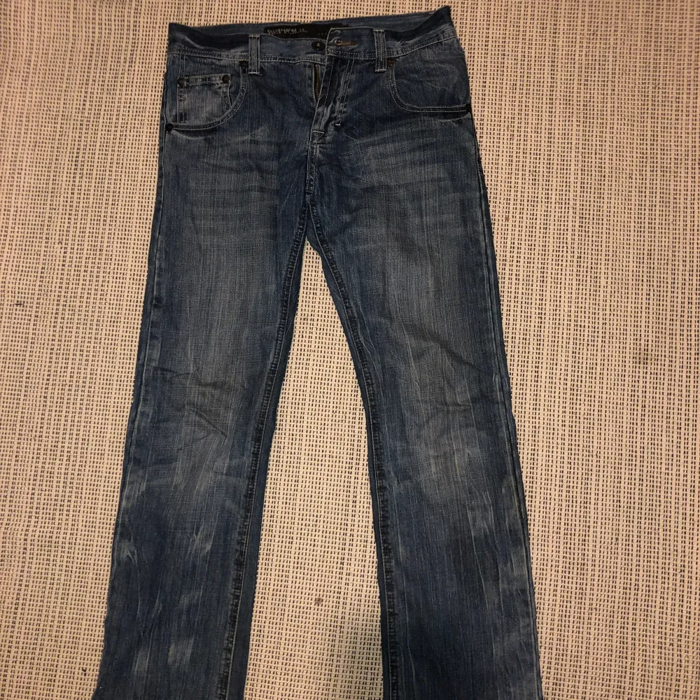 Ett par Frank Q low rise jeans med jättenajs tvätt på benen. Jeans & Byxor.