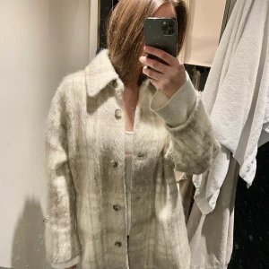 & other stories kappa i alpaca - Säljer beige kappa i alpaca ull från & other stories FW19. Den är som i nyskick! Perfekt nu i vår! Storlek 34 men oversize så passar också 36.  Nypris 1700:- 