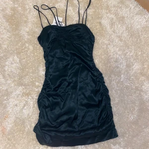 Mörkgrön zaraklänning - Säljer min helt nya zara klänning med lappar kvar, endast testad💚