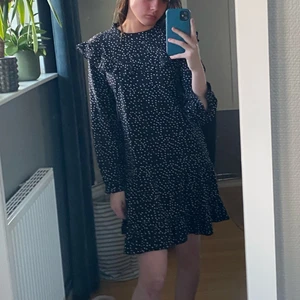 Klänning  - Säljer nu denna klänning från SHEIN då jag aldrig använt den. Den är i fint skick. Stl xs. Hör av dig vid intresse💕