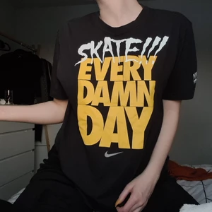 Skater t-shirt - Loose fit skater t-shirt från Nikes kollektion SKATE!!! Fint skick och inga sprickor i trycket 🛒💓