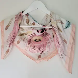 Fin scarf med silkeskänsla. Mönstrad rosa/vit. Fraktkostnad tillkommer.