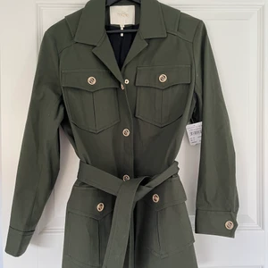 Ny MAJE jacka storlek 38 - Ny med lapp Maje utility jacks i grön färg med guld detaljer. Köpt för $499 i Usa. Rätt så tung i vikt, knapparna är också tunga för att dom är gjorda av zink och själva jackan är bombull. Storleken är 38 så den kan passa en small-medium beror på hur oversize du vill ha den.
