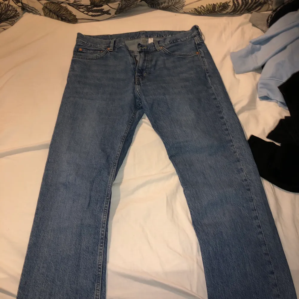Blåa raka jeans från weekday, använda men inga defekter, nypris cirka 450kr, storlek 31x32. Rökfritt hem. Jeans & Byxor.