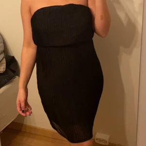 Zara klänning  - Svart klänning från zara. Storlek S. Väldigt fin på🖤