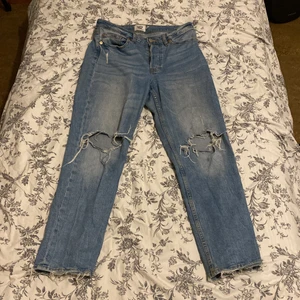 Jeans - Ljus blå jeans med hål på båda knäna från lager 157