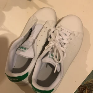 Gröna adidas - Jag kommer nu sälja dessa skor för att dom inte kommer till någon användning. Har endas haft på mig dom två gånger så dom är i riktigt bra skick.