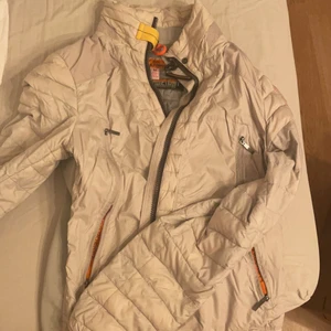 Parajumper jacka  - Parajumper vår jacka storlek M. Funkar för båda tjejer och killar antar jag. Den är lite för stor på mig därav säljer jag den nu. Väldigt fin och unik färg. Använd två vårar, i ganska bra skick, finns lite märken på den dock inte så synliga 