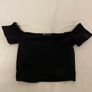 Zara svart top - svart off the shoulder-topp från Zara