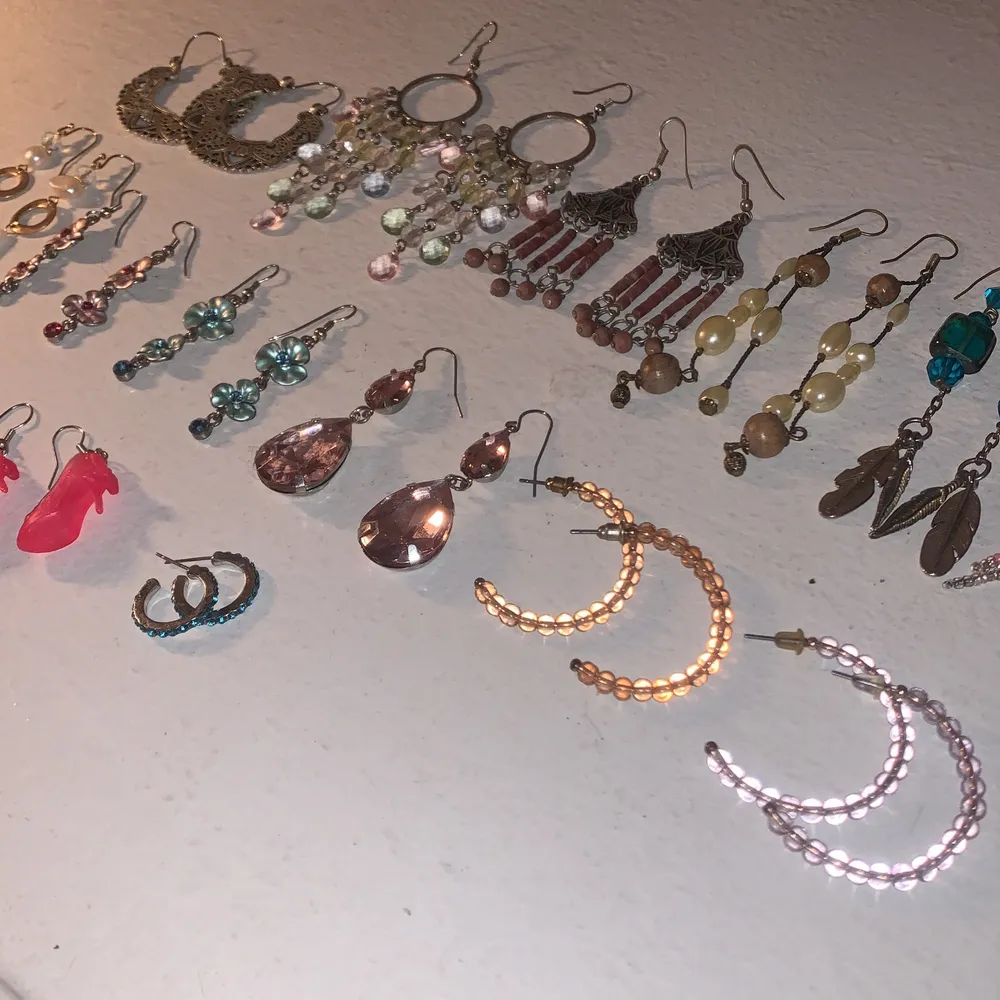 Olika örhängen, för olika priser, det är bara att skriva om ni vill ha flera bilder på några. Köparen står för frakt! 💎(50% på alla). Accessoarer.