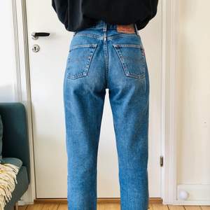 Sjukt snygga vintage jeans som liknar levi’s väldigt mycket! Hög midja som är lite smalare som gamla 501:or. Uppskattar till strl 36 som personen på bilderna. Kap!!