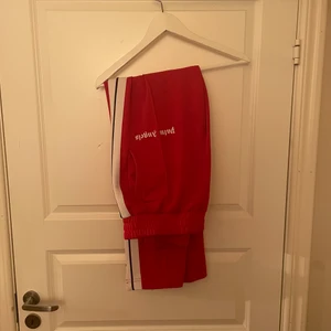 Palm angels trackpants - Riktigt efterfrågade röda Palm angels i bra skick.  Passar L. Kvitto o tags finns. 