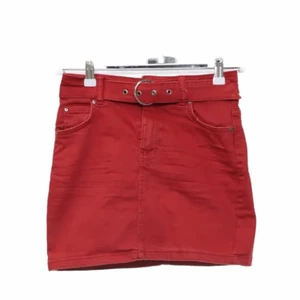 Röd jeanskjol - säljer denna superfina röda jeanskjol från bershka!💋