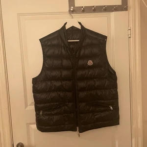 Moncler GUI vest  - Jävligt fet väst. Kvitto finns.