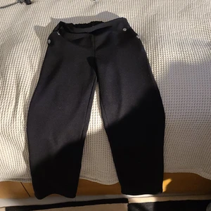 Svarta byxor dam - Snygga svarta byxor för tjejer runt 160. Skick 9/10 Baggy