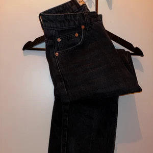 Raka NA-KD jeans - Raka jeans från NA-KD. Säljs pga att de ej kommer till användning. Strl 38. Fint skick. 