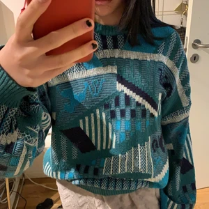 mönstrad crewneck - ballaste vintage pullovern med massa coola mönster i blått, köpt på second hand, används sällan💛 På lappen står det Claudio, made in italy