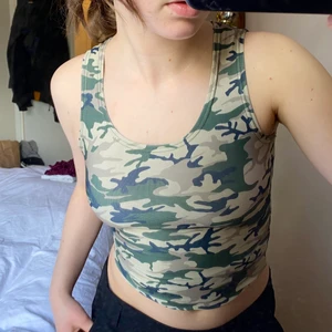 militär camoflage mönstrad topp  - Denna smälter man in i skogen med! Bikini material. Perfekt att gymma i, eller ha på sommaren. Frakt 55kr 