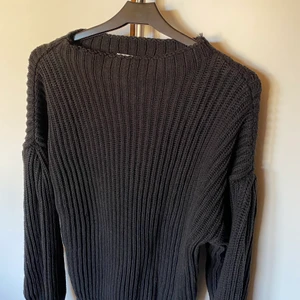 Svart stickad tröja - Från Nakd, köpt för typ 2 år sedan. Ballong ärmar och lite oversized. Använd men i bra skick, lite sliten längst ner vid muddarna.