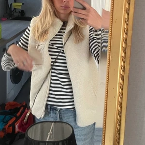 Väst - Säljer denna västen i väldigt fint skick då den knappt är använd! Nypris 300, köp direkt för 150+frakt