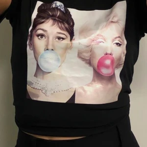 Svart t-shirt🖤🖤 - Så himla fin tröja med tryck på!!🖤🖤