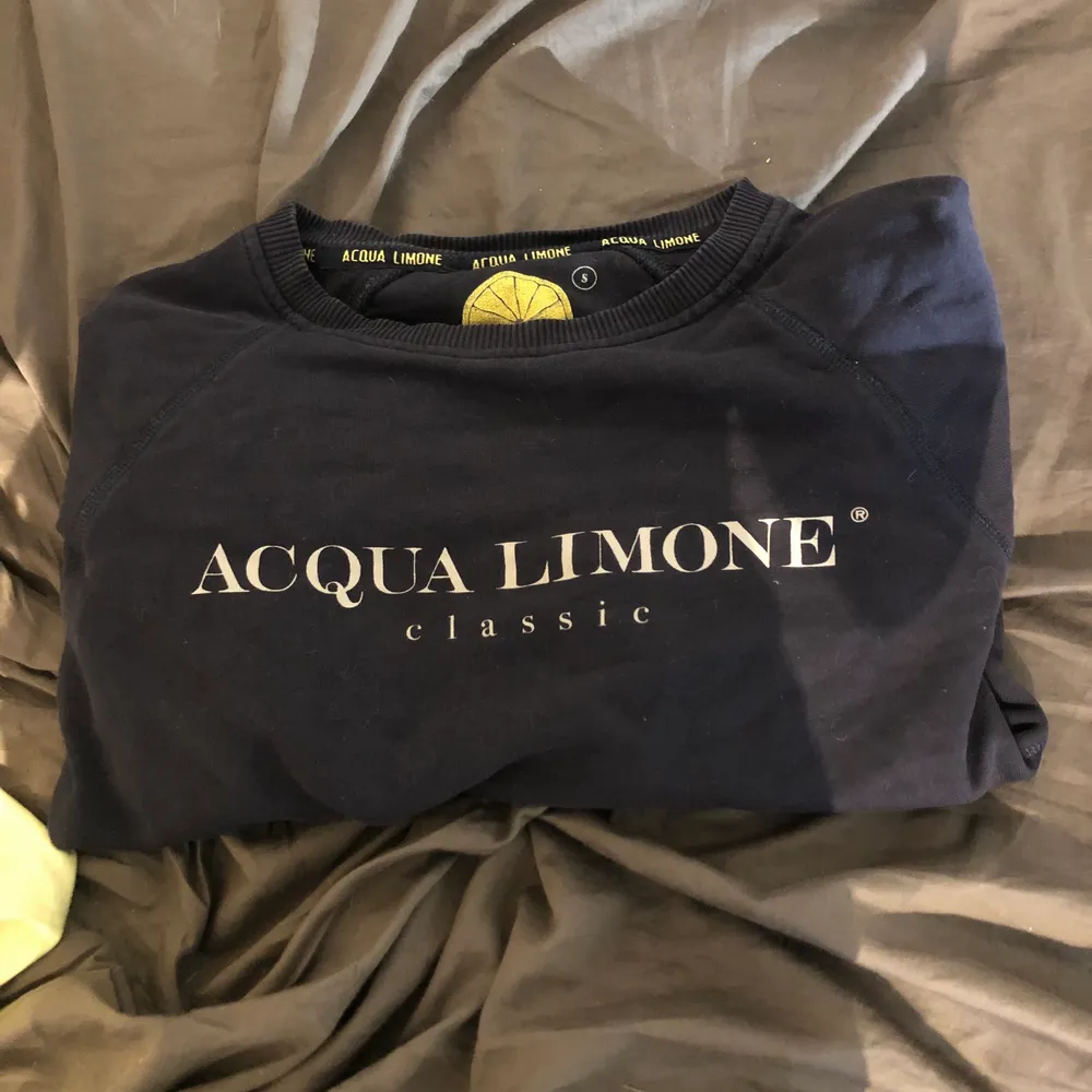 Marinblå sweatshirt från Acqua Limone i stl S. Använd men inga fläckar eller hål. Köparen står för frakten!. Tröjor & Koftor.