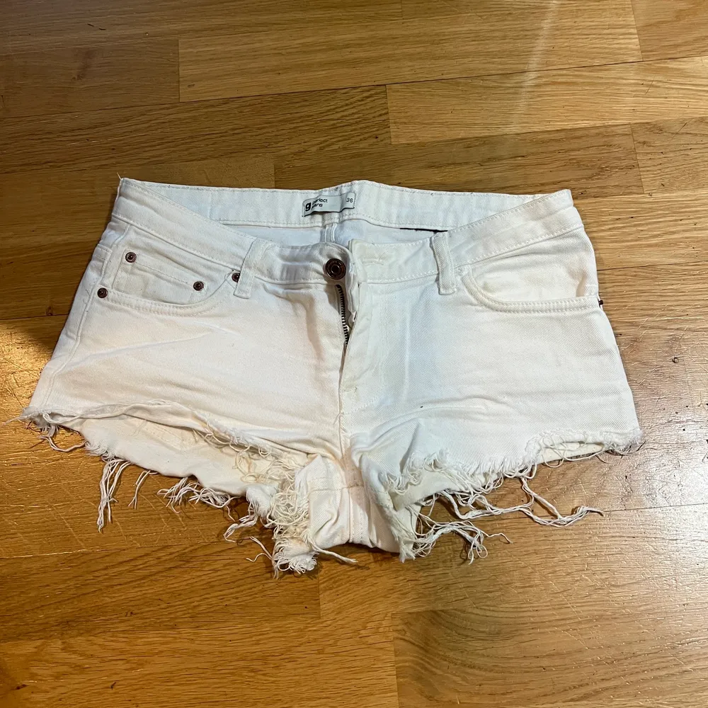 Fina vita short från Gina. Använde mycket men passar inte längre.. Shorts.
