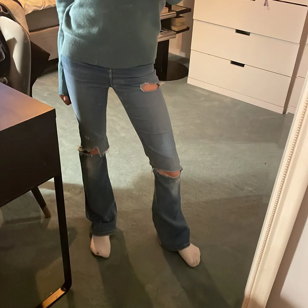 Supersnygga bootcut jeans från Topshop tror jag (sliten lapp) Fint skick med egengjorda hål, W24 men stretchiga och går ner till hälarna på mig som är 160💓 . Jeans & Byxor.