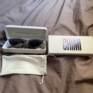 Chimis - Säljer mina super fina oanvända Chimis i modellen 006 då dem inte kommer till användning! Dem är helt slutsålda på hemsidan och är i en grå färg!💕