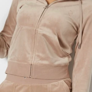 Söker ett juicy set i grön eller beige  - Jag vill köpa ett juicy set i ljus grön eller beige. Ska kunna mötas upp i STOCKHOLM (Huddinge, Älvsjö eller nacka/nära)💓och jag ska kunna betala på plats.  Med fickor på rumpan inte text. Passa en som är 165cm lång💓