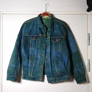 Jeansjacka med batik - Jeansjacka i klassisk modell med batikmönster🌱