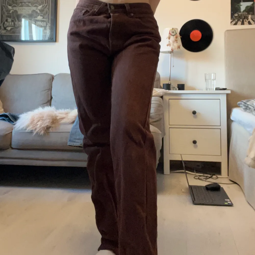 Ska sälja mina fina bruna lågmidjade Levis 501 jeans. De är köpta på humana i Stockholm men är fortfarande i bra kvalitet. De är vintage och därför ser färgen lite ”sliten” ut, vilket ser riktigt fint ut. De sitter ganska baggy på mig som brukar ha storlek 36/S. De är ganska långa, men passar bra till mig som är 172. Super trendiga och coola!🤎🤎 Pris går att diskuteras💐. Jeans & Byxor.