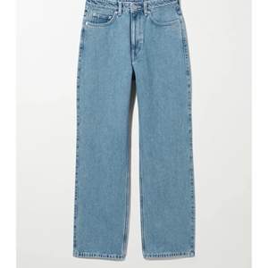 Säljer dessa jeans från weekday då dom aldrig kommer till användning. Knappt använda och i toppen skick. Storlek 25/32