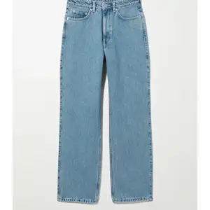Säljer dessa jeans från weekday då dom aldrig kommer till användning. Knappt använda och i toppen skick. Storlek 25/32