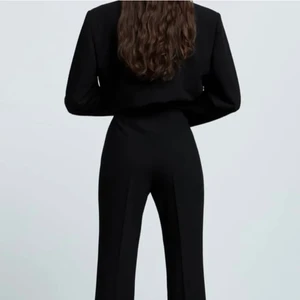 Kostymbyxor  - Säljer dessa kostymbyxor från Zara. Aldrig använda då dem va för små för mig. Stl M men passar nog mer S. Köparen står för frakten 